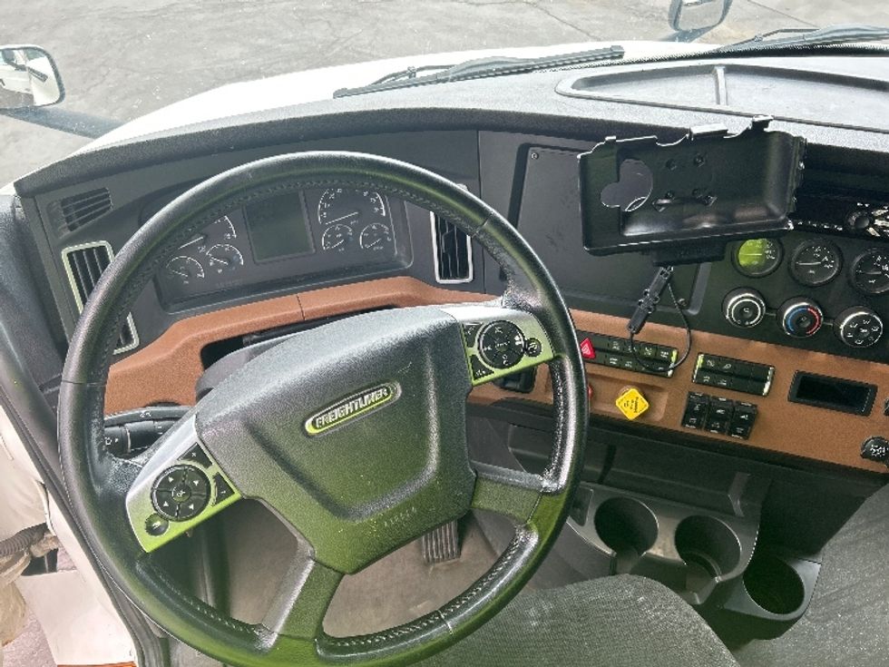 Sleeper Tractor-Heavy Duty Tractors-Freightliner-2019-T12664ST-Binghamton-NY-533,360\n\t\tmiles-$ 57,500 - Image 11