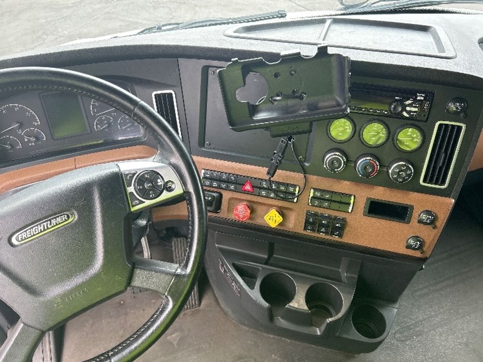Sleeper Tractor-Heavy Duty Tractors-Freightliner-2019-T12664ST-Binghamton-NY-533,360\n\t\tmiles-$ 57,500 - Image 12