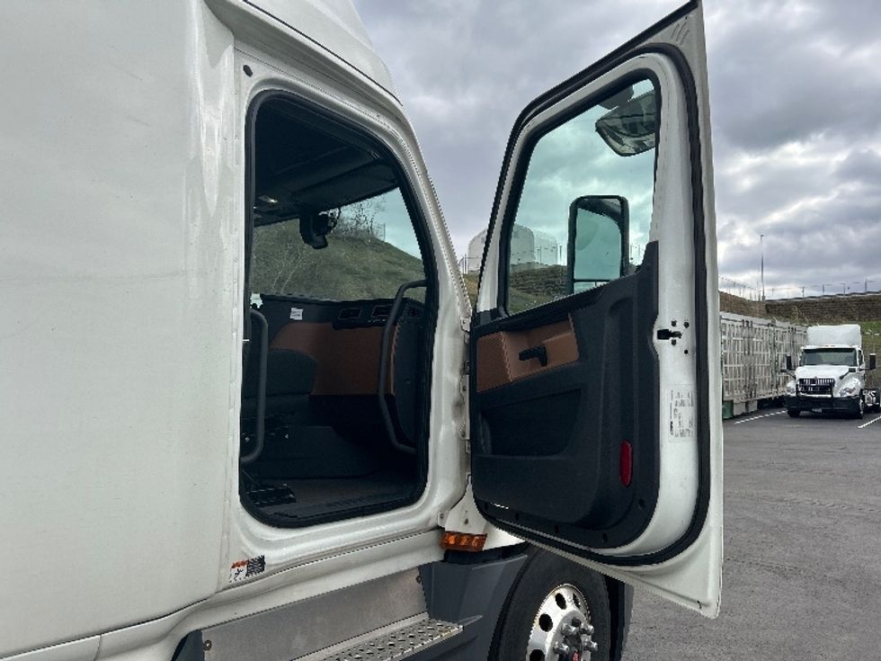 Sleeper Tractor-Heavy Duty Tractors-Freightliner-2019-T12664ST-Binghamton-NY-533,360\n\t\tmiles-$ 57,500 - Image 13