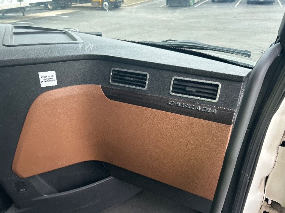 Sleeper Tractor-Heavy Duty Tractors-Freightliner-2019-T12664ST-Binghamton-NY-533,360\n\t\tmiles-$ 57,500 - Image 14