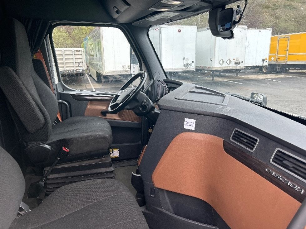 Sleeper Tractor-Heavy Duty Tractors-Freightliner-2019-T12664ST-Binghamton-NY-533,360\n\t\tmiles-$ 57,500 - Image 15