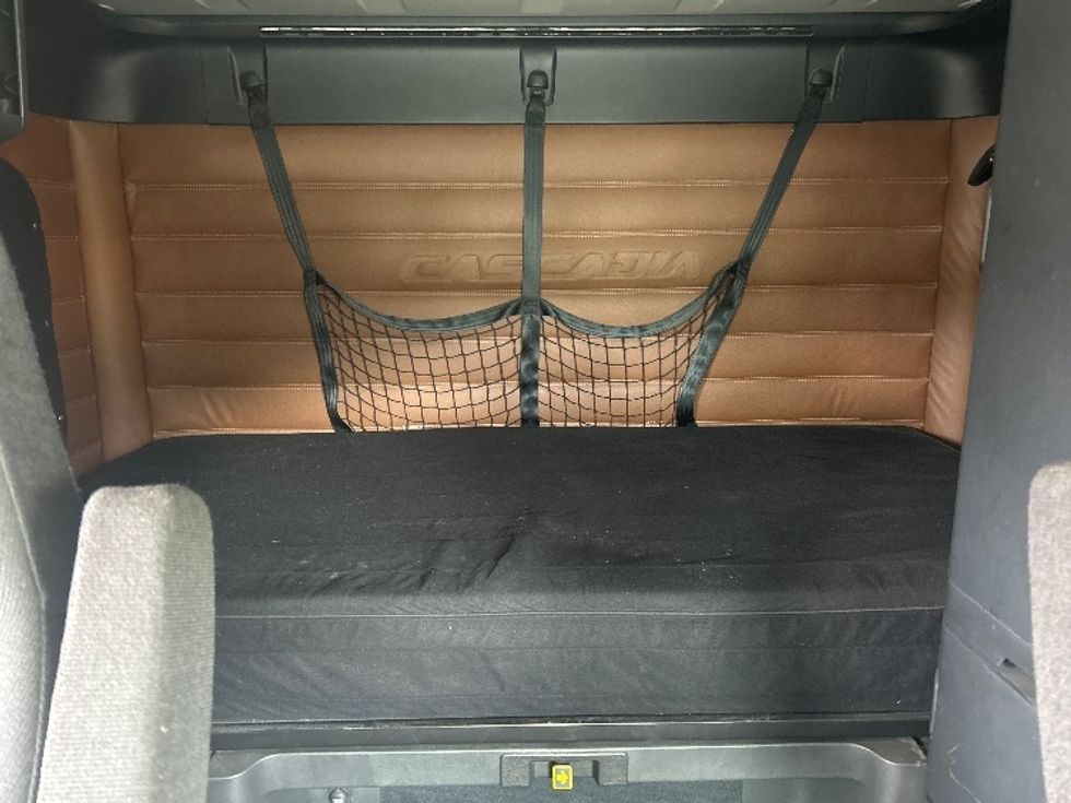 Sleeper Tractor-Heavy Duty Tractors-Freightliner-2019-T12664ST-Binghamton-NY-533,360\n\t\tmiles-$ 57,500 - Image 16