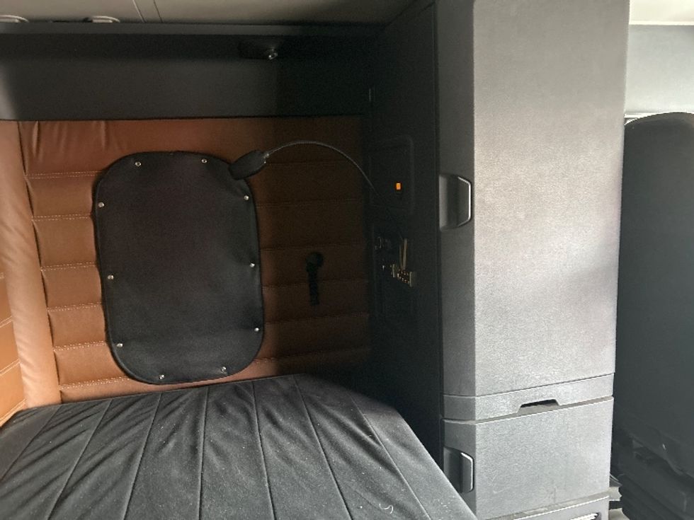 Sleeper Tractor-Heavy Duty Tractors-Freightliner-2019-T12664ST-Binghamton-NY-533,360\n\t\tmiles-$ 57,500 - Image 18