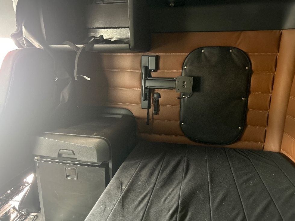 Sleeper Tractor-Heavy Duty Tractors-Freightliner-2019-T12664ST-Binghamton-NY-533,360\n\t\tmiles-$ 57,500 - Image 19