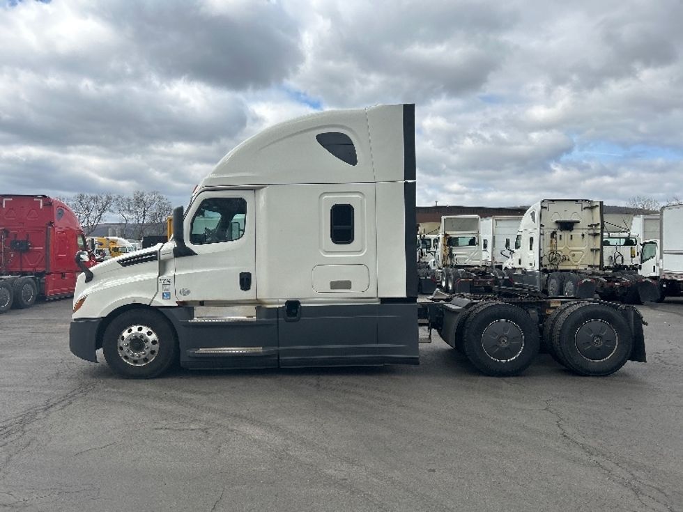Sleeper Tractor-Heavy Duty Tractors-Freightliner-2019-T12664ST-Binghamton-NY-533,360\n\t\tmiles-$ 57,500 - Image 4