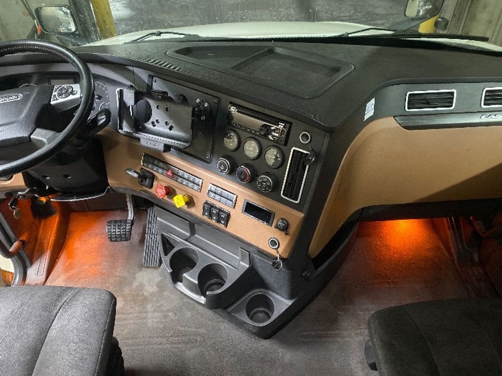 Sleeper Tractor-Heavy Duty Tractors-Freightliner-2019-T12664ST-Binghamton-NY-559,598\n\t\tmiles-$ 57,250 - Image 12