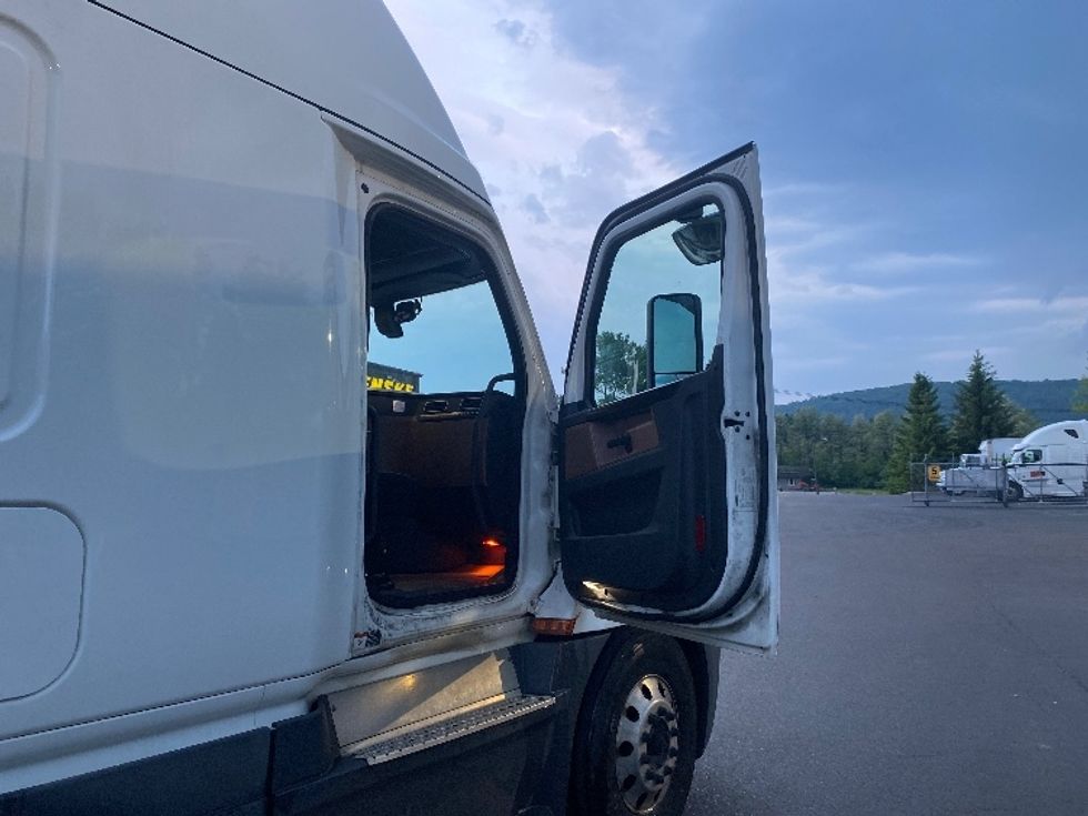 Sleeper Tractor-Heavy Duty Tractors-Freightliner-2019-T12664ST-Binghamton-NY-559,598\n\t\tmiles-$ 57,250 - Image 13