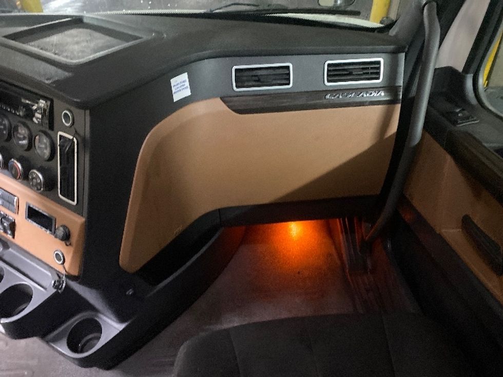 Sleeper Tractor-Heavy Duty Tractors-Freightliner-2019-T12664ST-Binghamton-NY-559,598\n\t\tmiles-$ 57,250 - Image 14