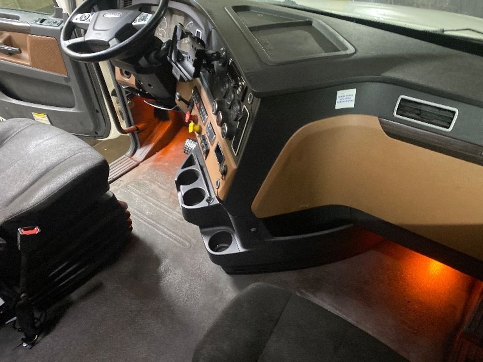 Sleeper Tractor-Heavy Duty Tractors-Freightliner-2019-T12664ST-Binghamton-NY-559,598\n\t\tmiles-$ 57,250 - Image 15