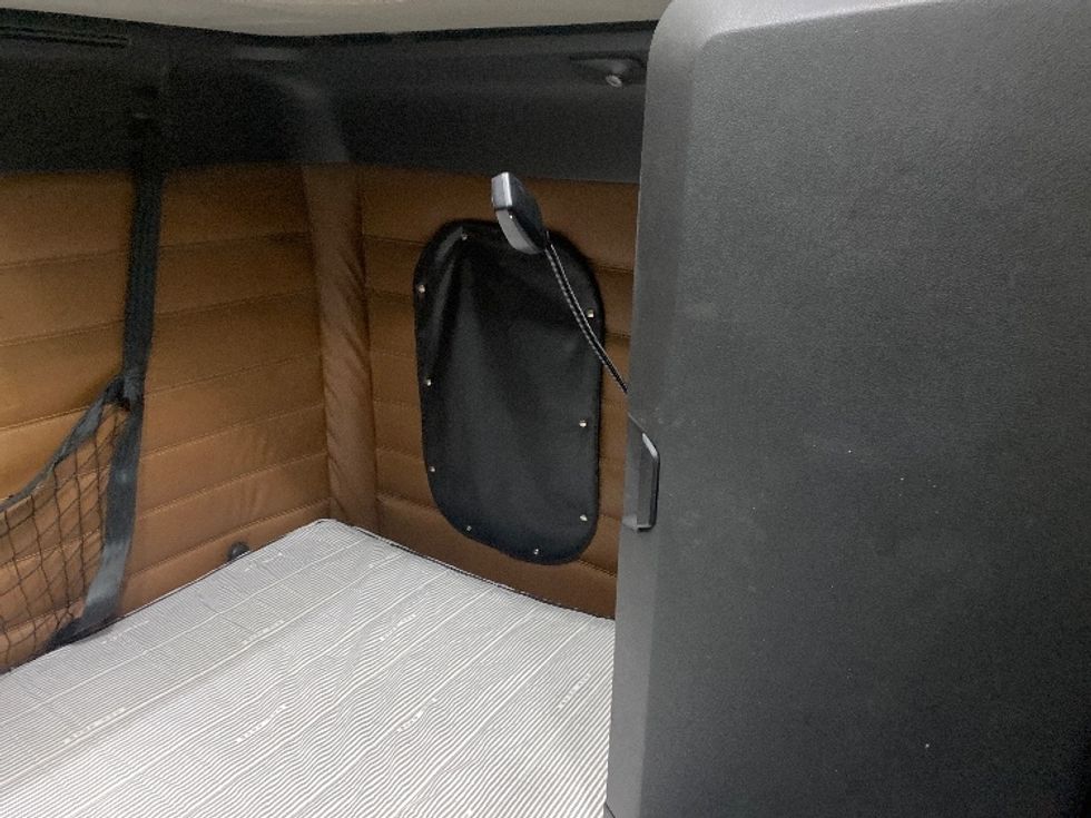 Sleeper Tractor-Heavy Duty Tractors-Freightliner-2019-T12664ST-Binghamton-NY-559,598\n\t\tmiles-$ 57,250 - Image 18