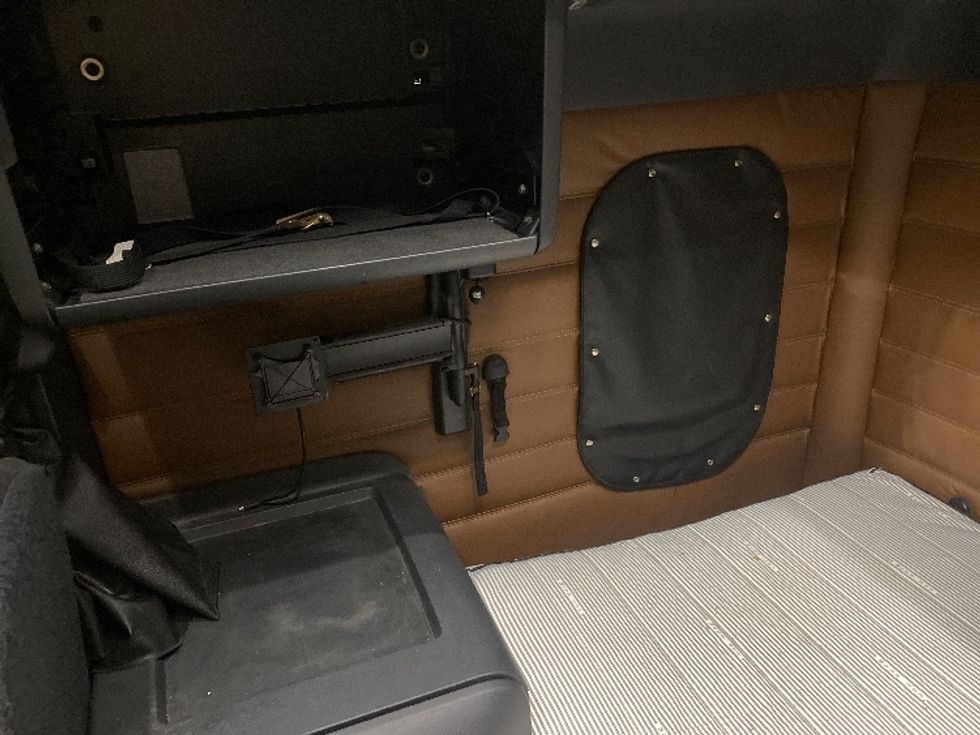 Sleeper Tractor-Heavy Duty Tractors-Freightliner-2019-T12664ST-Binghamton-NY-559,598\n\t\tmiles-$ 57,250 - Image 19