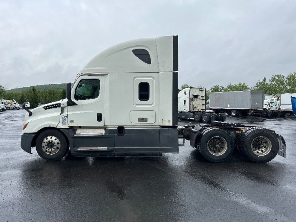 Sleeper Tractor-Heavy Duty Tractors-Freightliner-2019-T12664ST-Binghamton-NY-559,598\n\t\tmiles-$ 57,250 - Image 4