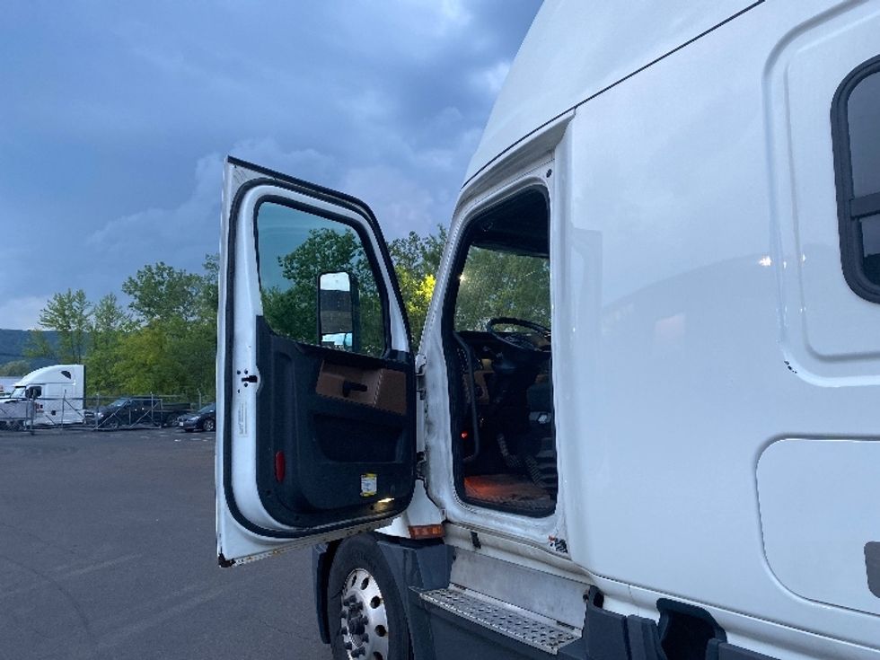 Sleeper Tractor-Heavy Duty Tractors-Freightliner-2019-T12664ST-Binghamton-NY-559,598\n\t\tmiles-$ 57,250 - Image 9