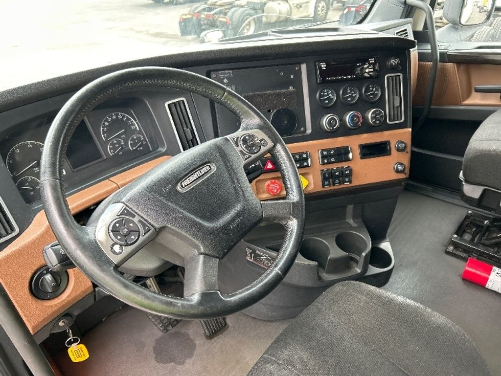 Sleeper Tractor-Heavy Duty Tractors-Freightliner-2019-T12664ST-Binghamton-NY-566,955\n\t\tmiles-$ 56,250 - Image 10