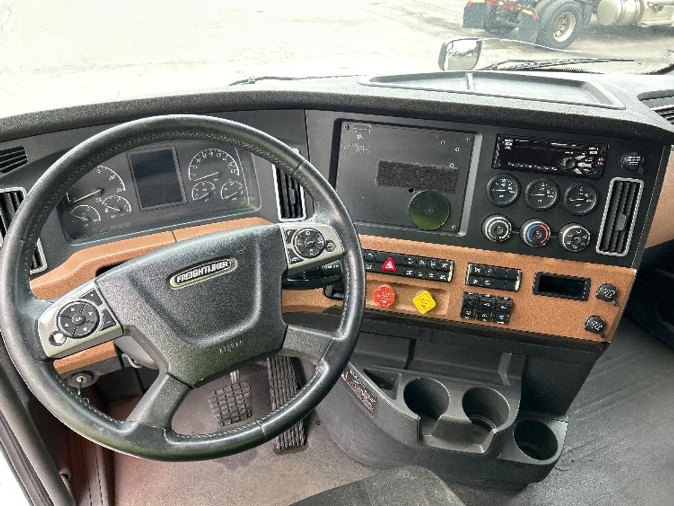 Sleeper Tractor-Heavy Duty Tractors-Freightliner-2019-T12664ST-Binghamton-NY-566,955\n\t\tmiles-$ 56,250 - Image 11