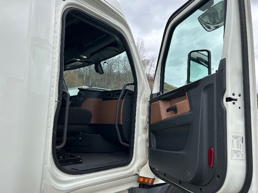 Sleeper Tractor-Heavy Duty Tractors-Freightliner-2019-T12664ST-Binghamton-NY-566,955\n\t\tmiles-$ 56,250 - Image 13