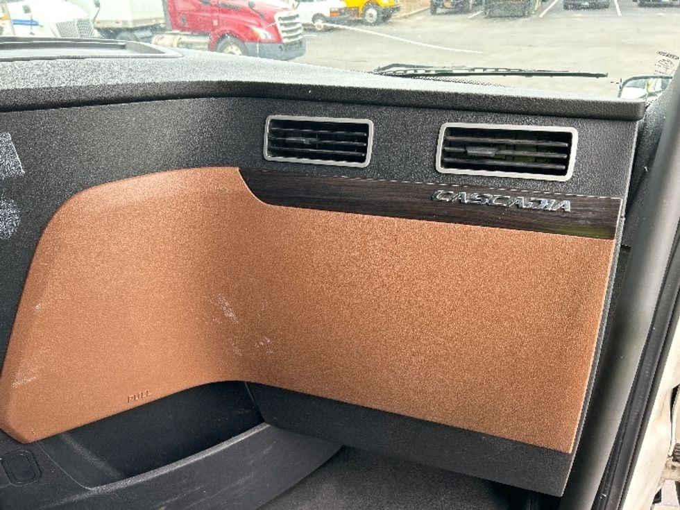 Sleeper Tractor-Heavy Duty Tractors-Freightliner-2019-T12664ST-Binghamton-NY-566,955\n\t\tmiles-$ 56,250 - Image 14