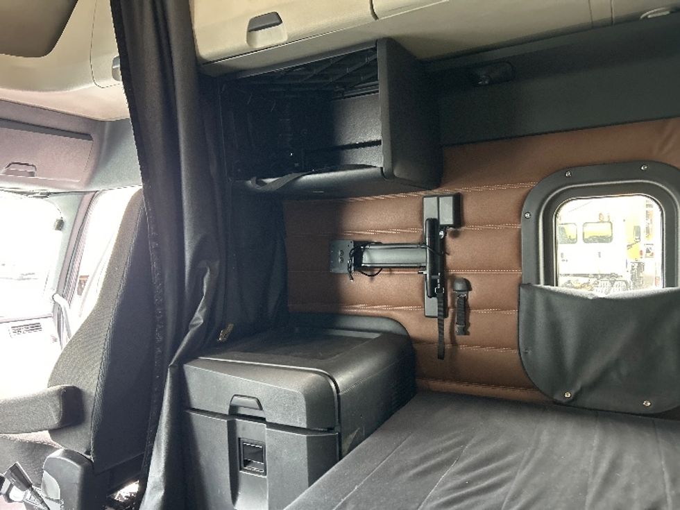 Sleeper Tractor-Heavy Duty Tractors-Freightliner-2019-T12664ST-Binghamton-NY-566,955\n\t\tmiles-$ 56,250 - Image 19