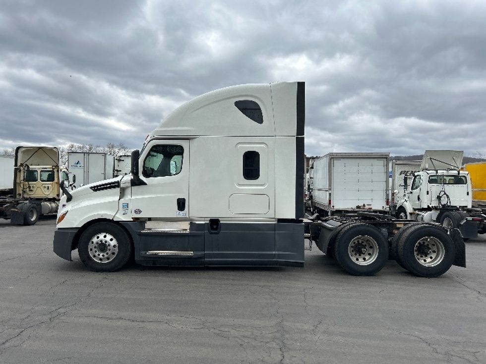 Sleeper Tractor-Heavy Duty Tractors-Freightliner-2019-T12664ST-Binghamton-NY-566,955\n\t\tmiles-$ 56,250 - Image 4