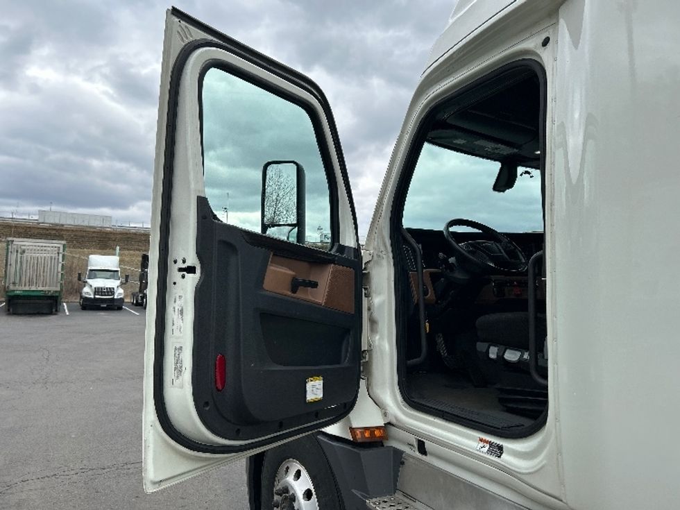 Sleeper Tractor-Heavy Duty Tractors-Freightliner-2019-T12664ST-Binghamton-NY-566,955\n\t\tmiles-$ 56,250 - Image 9