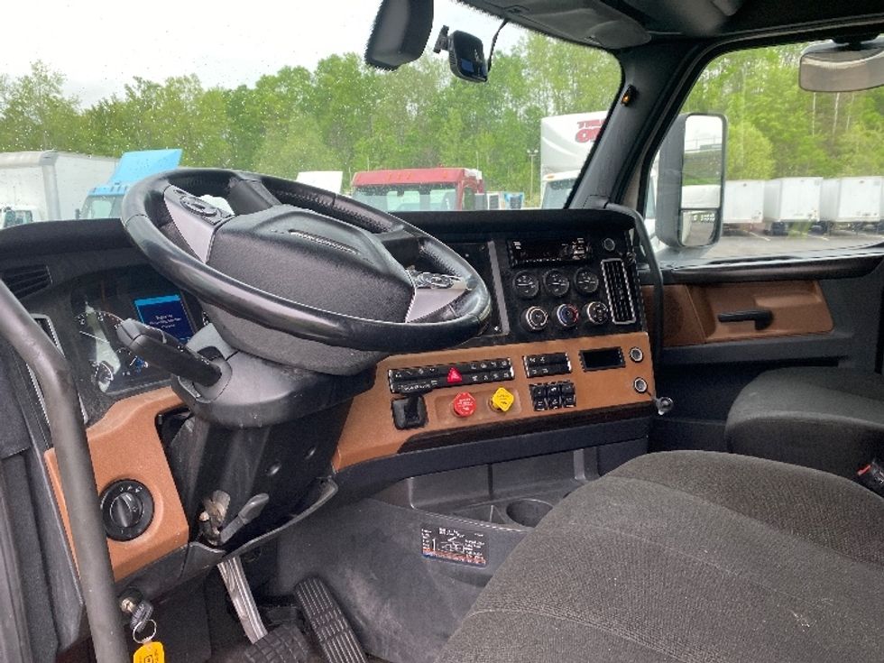 Sleeper Tractor-Heavy Duty Tractors-Freightliner-2019-T12664ST-Binghamton-NY-617,438\n\t\tmiles-$ 51,500 - Image 10
