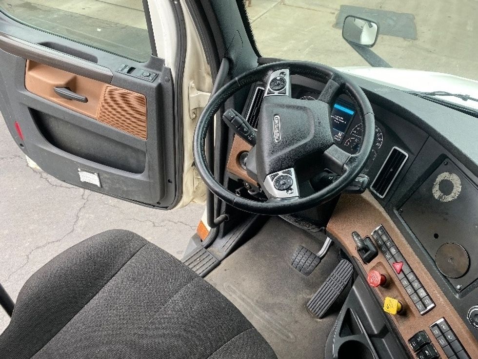 Sleeper Tractor-Heavy Duty Tractors-Freightliner-2019-T12664ST-Binghamton-NY-617,438\n\t\tmiles-$ 51,500 - Image 11