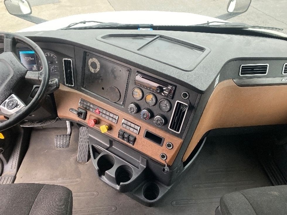 Sleeper Tractor-Heavy Duty Tractors-Freightliner-2019-T12664ST-Binghamton-NY-617,438\n\t\tmiles-$ 51,500 - Image 12