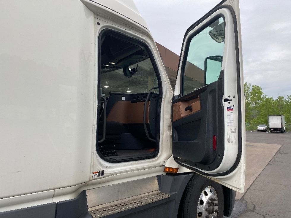 Sleeper Tractor-Heavy Duty Tractors-Freightliner-2019-T12664ST-Binghamton-NY-617,438\n\t\tmiles-$ 51,500 - Image 13