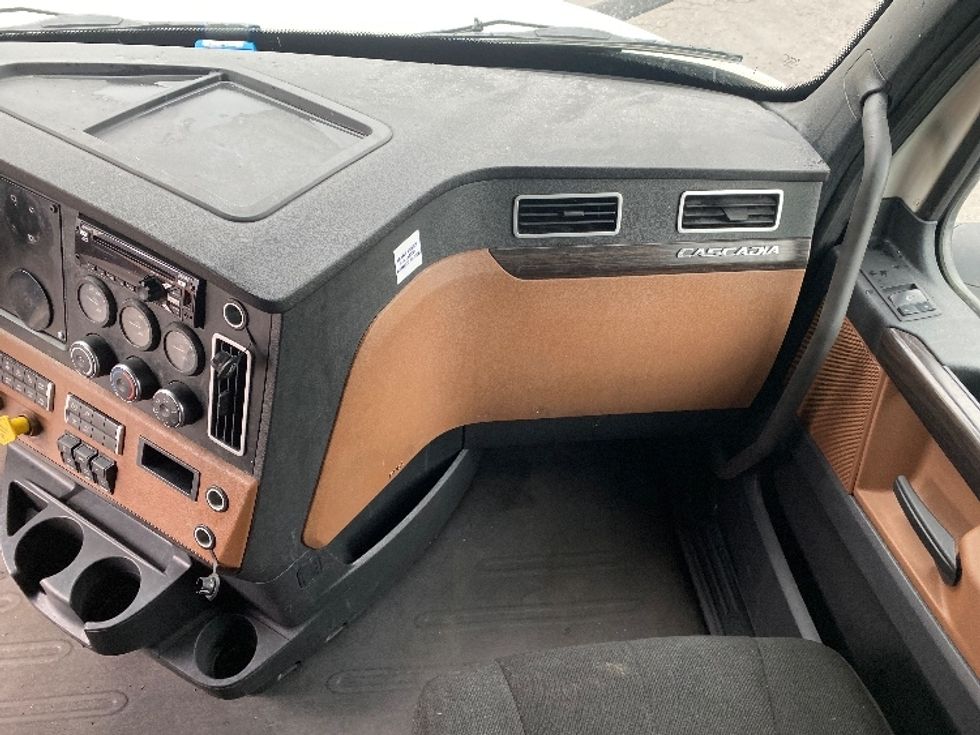 Sleeper Tractor-Heavy Duty Tractors-Freightliner-2019-T12664ST-Binghamton-NY-617,438\n\t\tmiles-$ 51,500 - Image 14