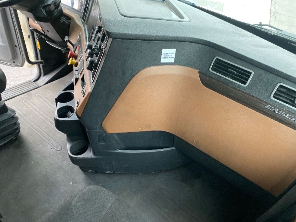 Sleeper Tractor-Heavy Duty Tractors-Freightliner-2019-T12664ST-Binghamton-NY-617,438\n\t\tmiles-$ 51,500 - Image 15