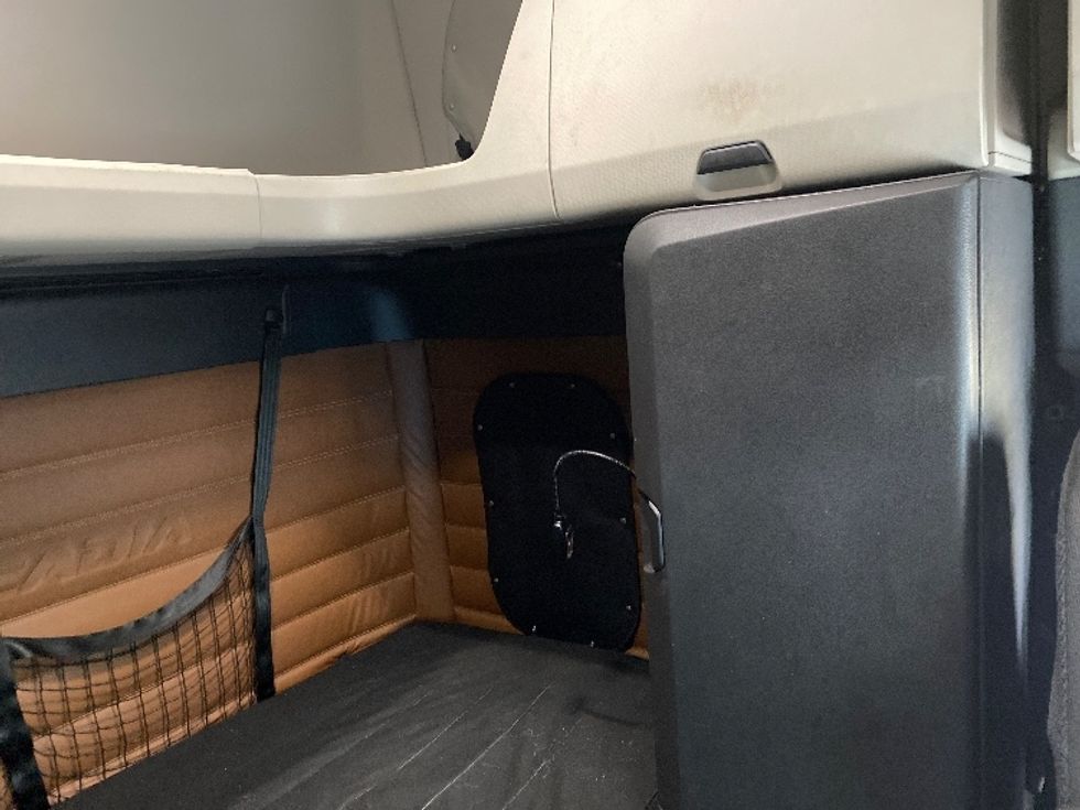 Sleeper Tractor-Heavy Duty Tractors-Freightliner-2019-T12664ST-Binghamton-NY-617,438\n\t\tmiles-$ 51,500 - Image 18