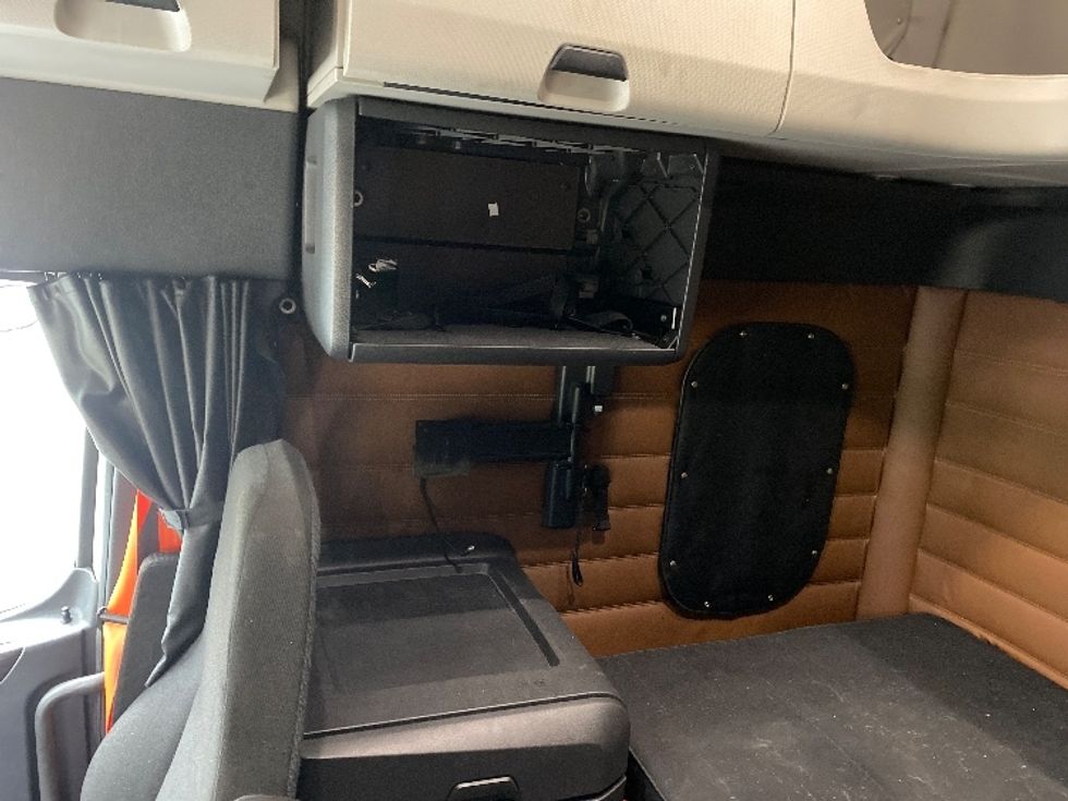 Sleeper Tractor-Heavy Duty Tractors-Freightliner-2019-T12664ST-Binghamton-NY-617,438\n\t\tmiles-$ 51,500 - Image 19