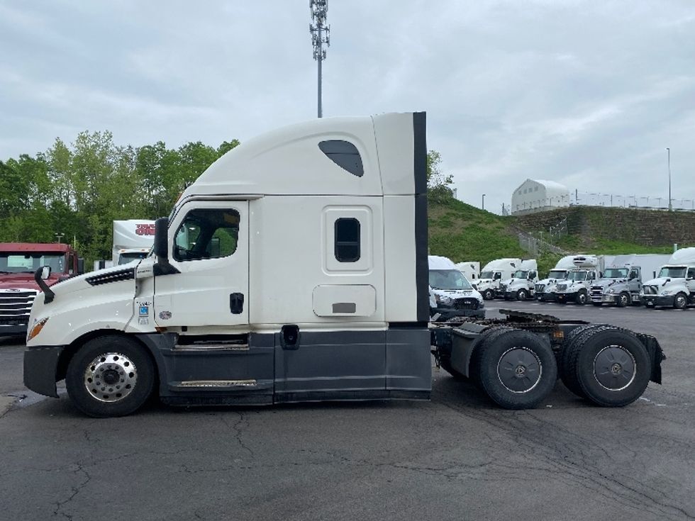 Sleeper Tractor-Heavy Duty Tractors-Freightliner-2019-T12664ST-Binghamton-NY-617,438\n\t\tmiles-$ 51,500 - Image 4