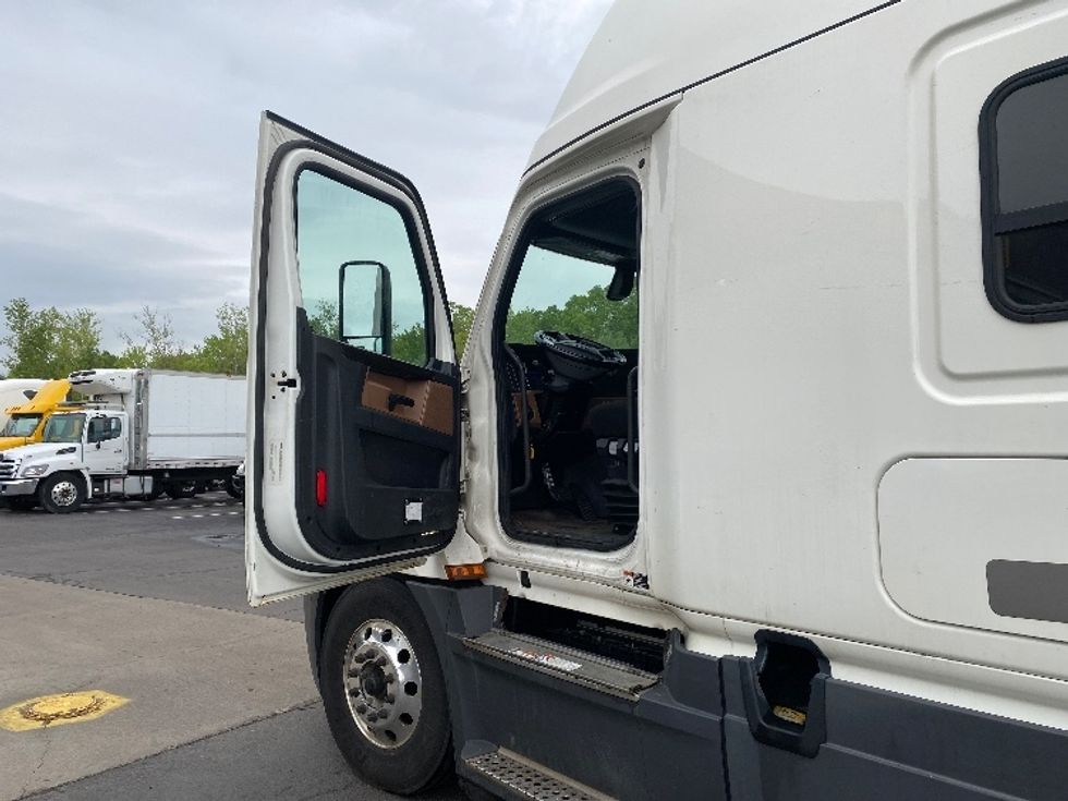 Sleeper Tractor-Heavy Duty Tractors-Freightliner-2019-T12664ST-Binghamton-NY-617,438\n\t\tmiles-$ 51,500 - Image 9