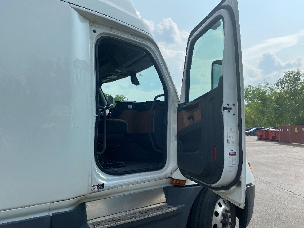 Sleeper Tractor-Heavy Duty Tractors-Freightliner-2019-T12664ST-Binghamton-NY-705,651\n\t\tmiles-$ 47,750 - Image 13