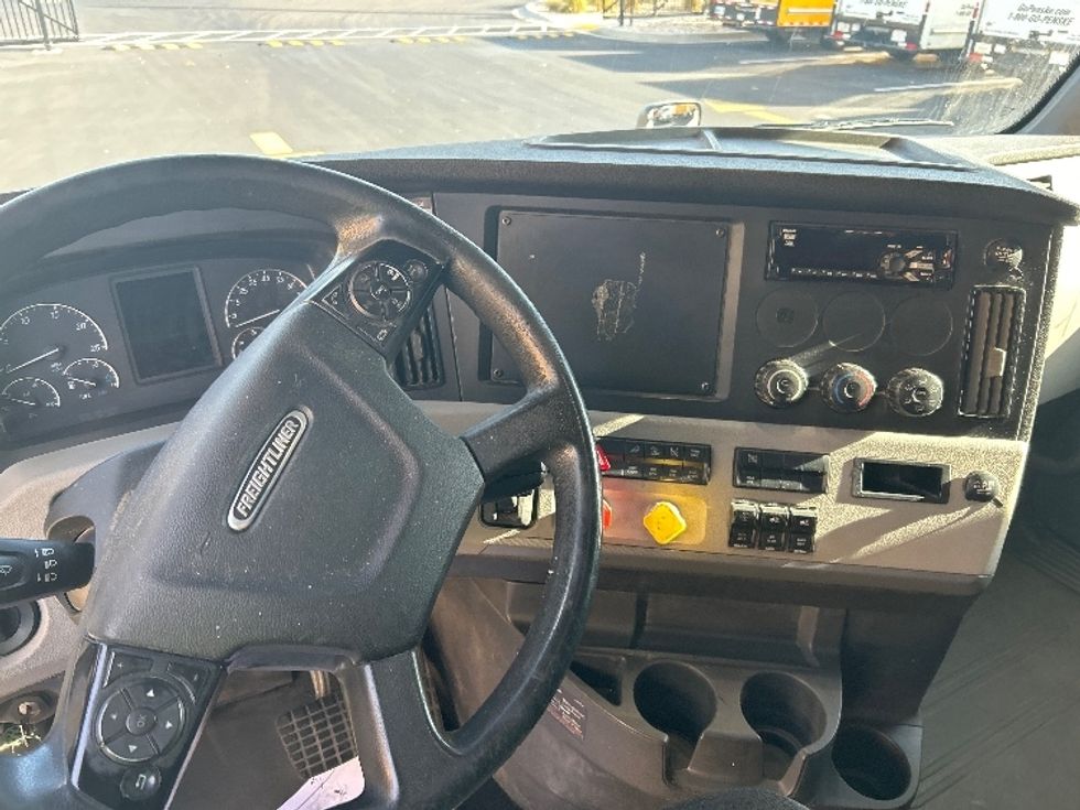 Sleeper Tractor-Heavy Duty Tractors-Freightliner-2019-T12664ST-Boise-ID-460,489\n\t\tmiles-$ 66,000 - Image 11