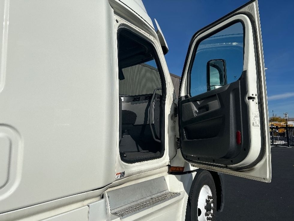 Sleeper Tractor-Heavy Duty Tractors-Freightliner-2019-T12664ST-Boise-ID-460,489\n\t\tmiles-$ 66,000 - Image 13