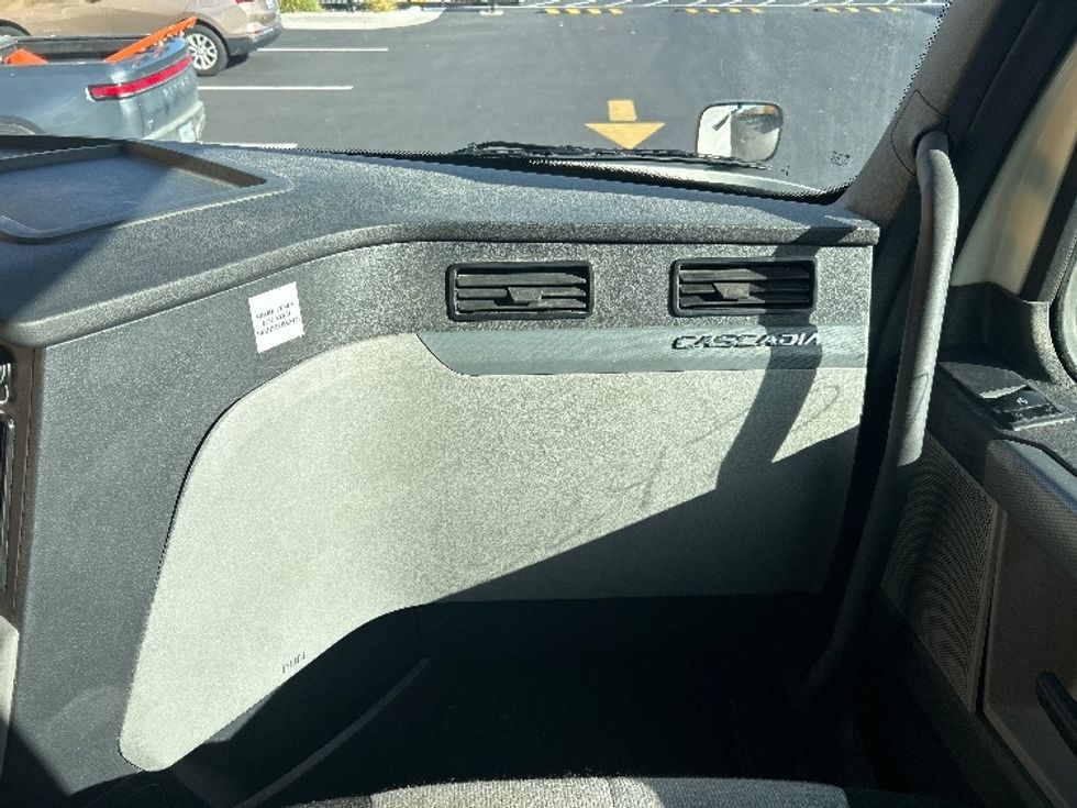 Sleeper Tractor-Heavy Duty Tractors-Freightliner-2019-T12664ST-Boise-ID-460,489\n\t\tmiles-$ 66,000 - Image 14