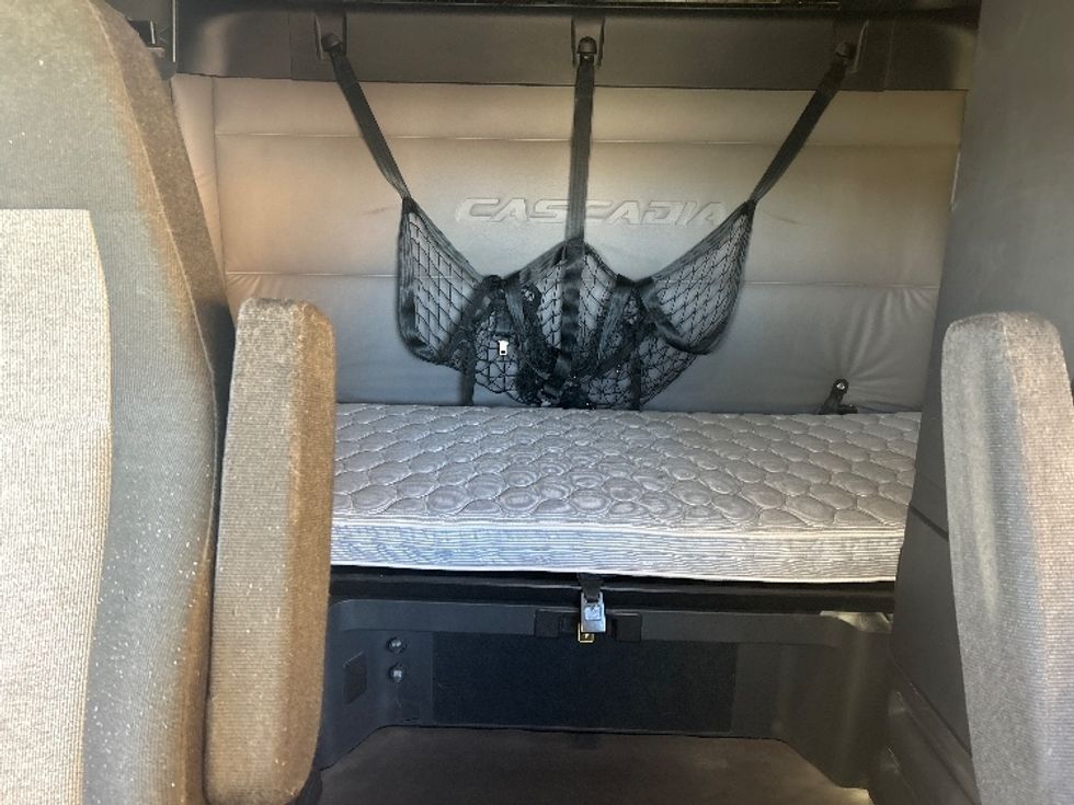 Sleeper Tractor-Heavy Duty Tractors-Freightliner-2019-T12664ST-Boise-ID-460,489\n\t\tmiles-$ 66,000 - Image 16