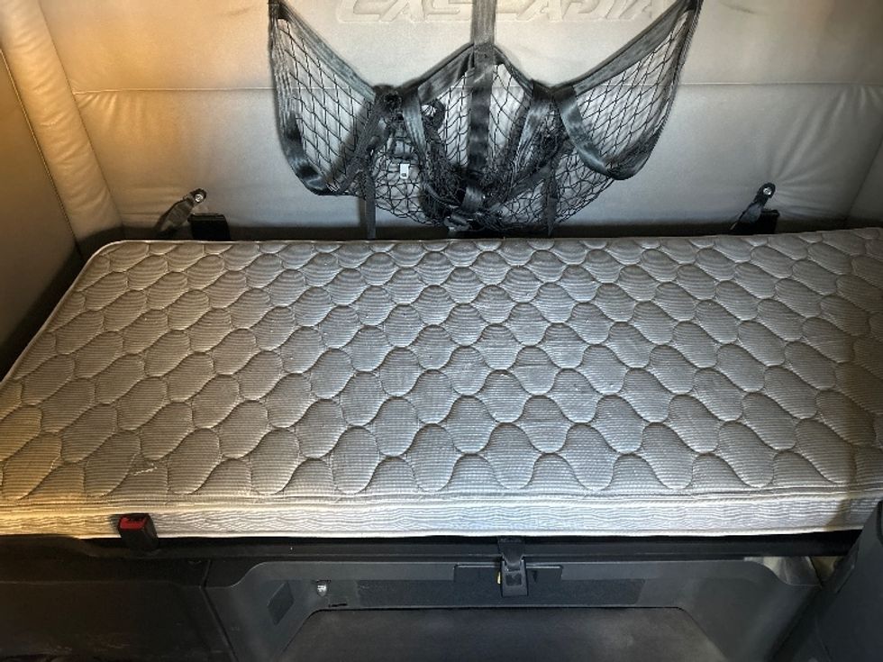 Sleeper Tractor-Heavy Duty Tractors-Freightliner-2019-T12664ST-Boise-ID-460,489\n\t\tmiles-$ 66,000 - Image 17