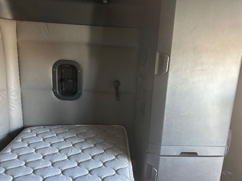 Sleeper Tractor-Heavy Duty Tractors-Freightliner-2019-T12664ST-Boise-ID-460,489\n\t\tmiles-$ 66,000 - Image 18
