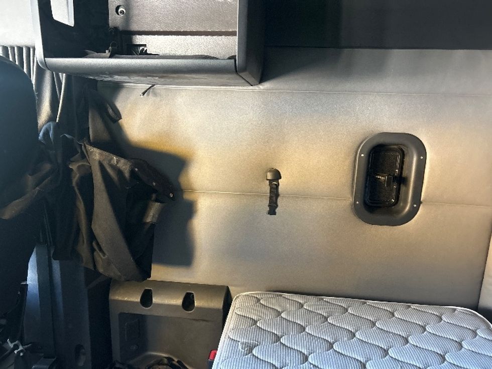 Sleeper Tractor-Heavy Duty Tractors-Freightliner-2019-T12664ST-Boise-ID-460,489\n\t\tmiles-$ 66,000 - Image 19