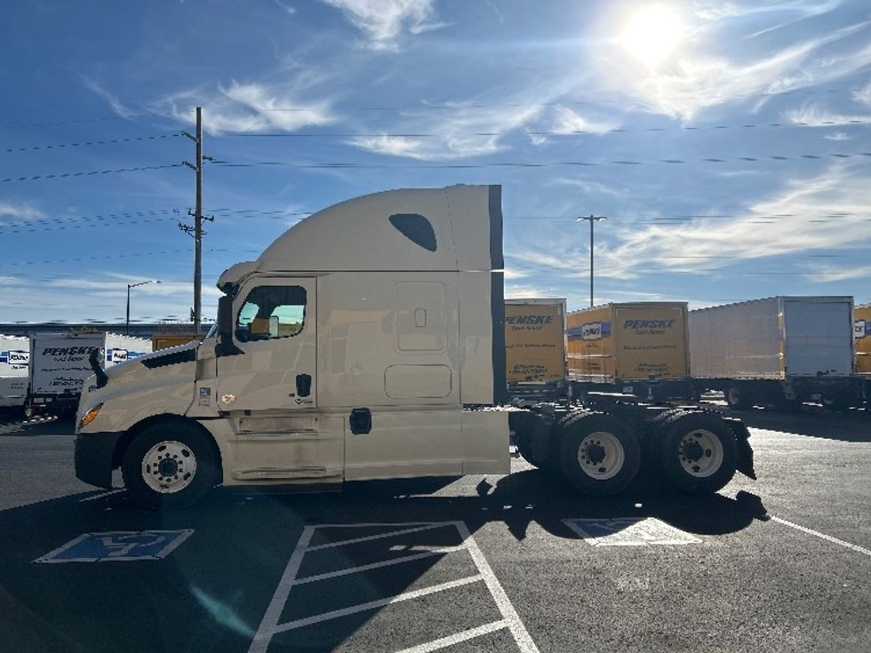 Sleeper Tractor-Heavy Duty Tractors-Freightliner-2019-T12664ST-Boise-ID-460,489\n\t\tmiles-$ 66,000 - Image 4