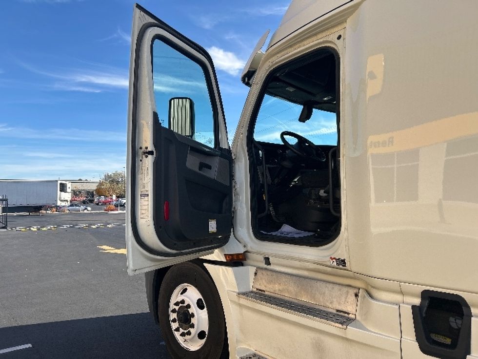 Sleeper Tractor-Heavy Duty Tractors-Freightliner-2019-T12664ST-Boise-ID-460,489\n\t\tmiles-$ 66,000 - Image 9