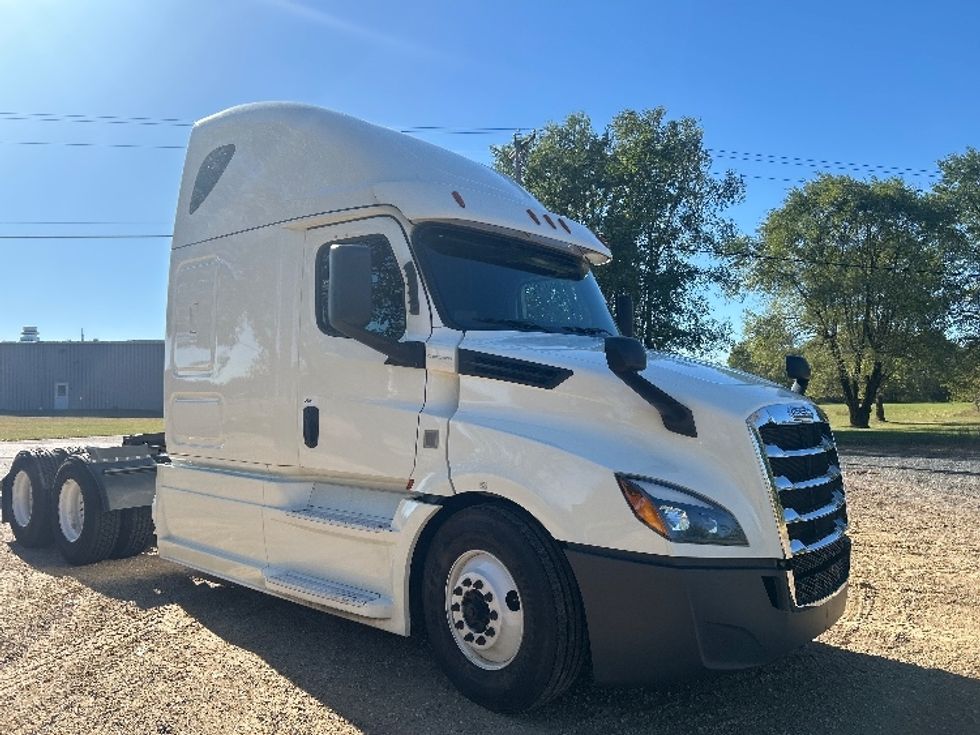 Sleeper Tractor-Heavy Duty Tractors-Freightliner-2019-T12664ST-Brooklyn Park-MN-679,180\n\t\tmiles-$ 39,750 - Image 1