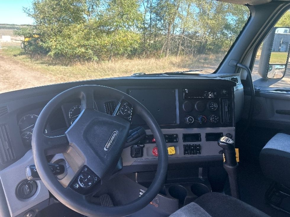 Sleeper Tractor-Heavy Duty Tractors-Freightliner-2019-T12664ST-Brooklyn Park-MN-679,180\n\t\tmiles-$ 39,750 - Image 10