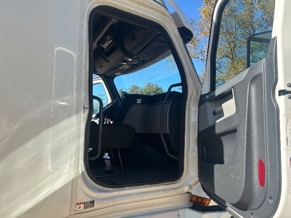 Sleeper Tractor-Heavy Duty Tractors-Freightliner-2019-T12664ST-Brooklyn Park-MN-679,180\n\t\tmiles-$ 39,750 - Image 13