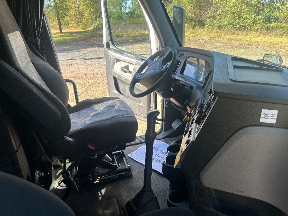 Sleeper Tractor-Heavy Duty Tractors-Freightliner-2019-T12664ST-Brooklyn Park-MN-679,180\n\t\tmiles-$ 39,750 - Image 15