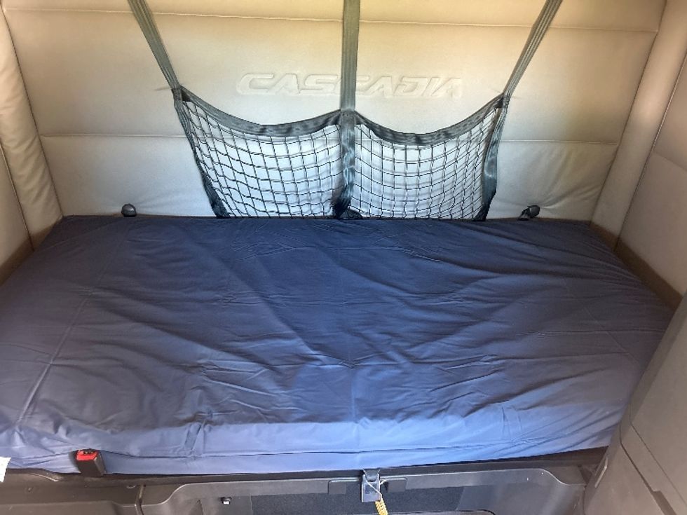 Sleeper Tractor-Heavy Duty Tractors-Freightliner-2019-T12664ST-Brooklyn Park-MN-679,180\n\t\tmiles-$ 39,750 - Image 17
