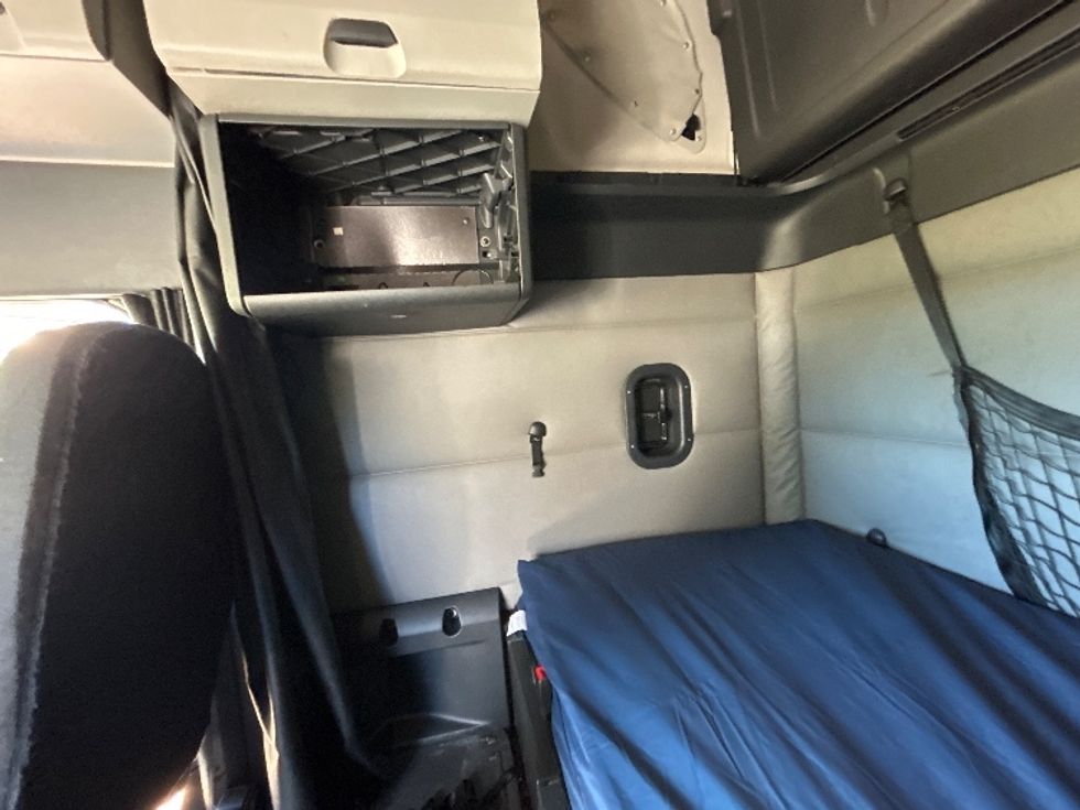 Sleeper Tractor-Heavy Duty Tractors-Freightliner-2019-T12664ST-Brooklyn Park-MN-679,180\n\t\tmiles-$ 39,750 - Image 19